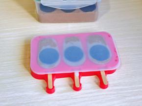 将模具盖上盖子，送入冰箱冷冻6小时以上，或者一夜都可以。