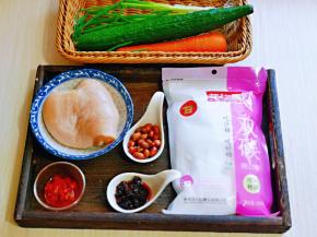 准备食材，配菜可以根据喜欢任意搭配。