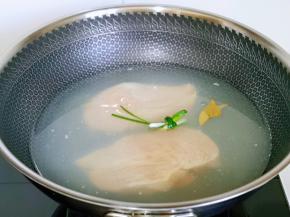 锅中加水，料酒，葱，姜片烧开，放入鸡胸肉大火煮4-5分钟，焖3分钟。