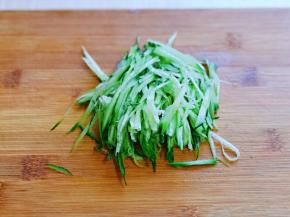 利用这时间准备配菜，黄瓜洗干净切丝，胡萝卜去皮切丝。