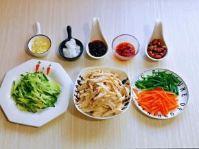 大蒜去皮切碎，小葱去皮，切段，准备工作做好。