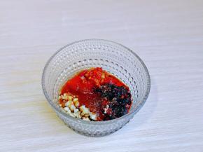 将所有调味料放入碗中，蒜末，老干妈辣酱，剁椒，盐，生抽，绵白糖，醋，搅拌均匀。