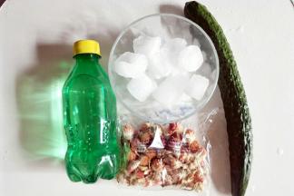 准备食材，黄瓜洗净。