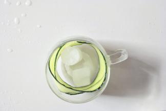 把黄瓜放在茶杯中