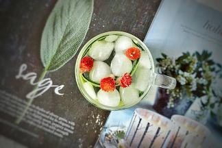 放上红巧梅干花作装饰即可