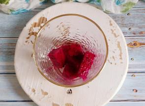 杯子里先放入火龙果块。