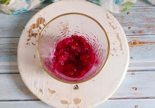 用擀面杖或勺子将火龙果压碎。