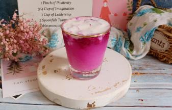 表面淋上浓稠酸奶即可。