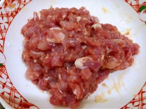 瘦肉切丁，加入少许盐，蚝油，淀粉抓匀腌制几分钟