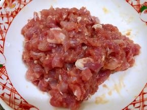 瘦肉切丁，加入少许盐，蚝油，淀粉抓匀腌制几分钟