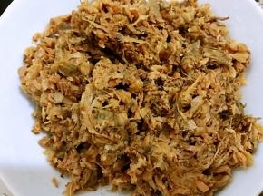 盐菜用清水漂洗去一下盐分后，挤干备用