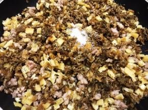 加入盐菜翻炒几分钟，加入糖，鸡粉，生抽，盐菜本身很咸不用再另外放盐了哦