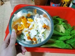 咸蛋2个切碎备用