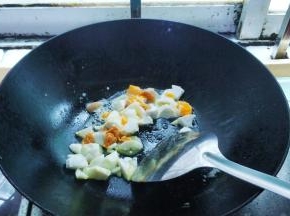 倒入咸蛋块翻炒一下