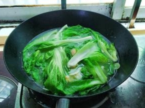 倒入适量的水