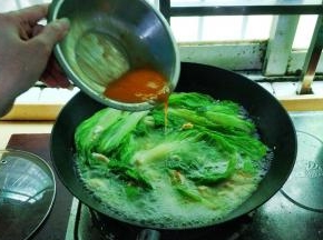 最后开盖放入盐调味，打入鸡蛋花