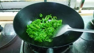锅里热油，放入尖椒圈