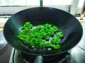 放入盐糖调味炒至断生