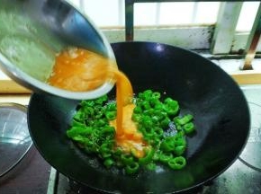 倒入蛋液炒均匀即可