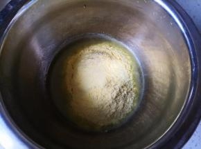 将60克水烧开，关火，加入玉米粉