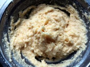 将馅料所有原料混合，搅拌均匀备用