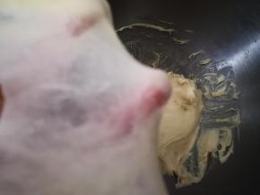 揉至出薄膜，揉好不用发酵，直接取出整形