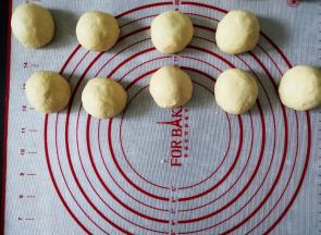 将面团平均分成9份，滚圆，静置15分钟