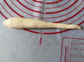 将面团搓成长水滴状