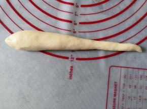 将面团搓成长水滴状