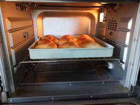 放入预热好的烤箱中层，上下火160度，烘烤20分钟