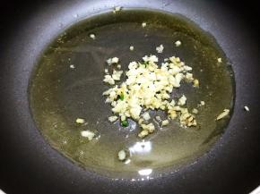 锅里加入多一些的植物油，放入姜蒜末爆香