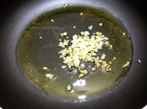 锅里加入多一些的植物油，放入姜蒜末爆香