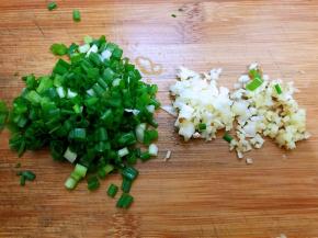 小葱切葱花，姜蒜切末