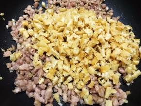 等肉丁炒至变色后加入豆腐丁