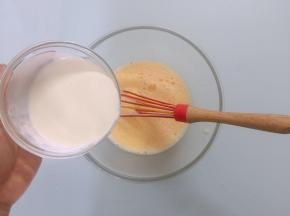 再倒入淡奶油搅拌均匀