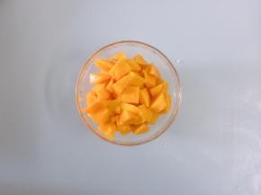 将芒果去成芒果粒备用
