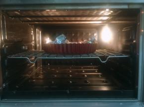 放入预热好的烤箱中层，170度烤10分钟，拿掉豆子后继续烤5分钟