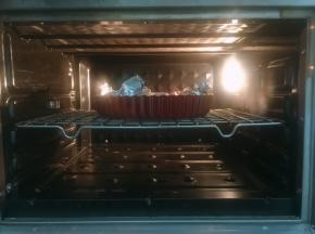 放入预热好的烤箱中层，170度烤10分钟，拿掉豆子后继续烤5分钟