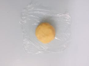 再用手抓捏成团，盖上保鲜膜放置冰箱冷藏30-60分钟