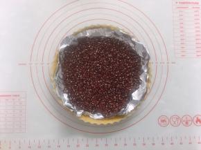 铺上一张锡纸，放上豆子