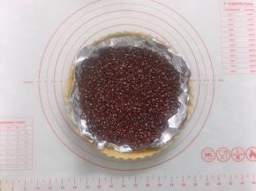 铺上一张锡纸，放上豆子