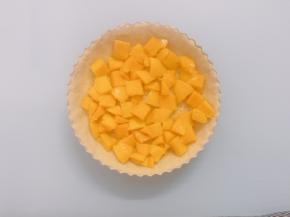 取出烤好的派皮后，放入芒果粒