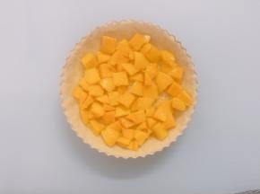 取出烤好的派皮后，放入芒果粒