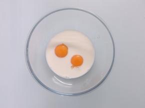 开始制作布丁馅，碗中加入鸡蛋黄、细砂糖和牛奶，搅拌至糖融化