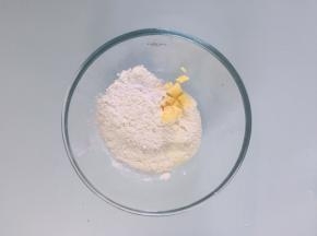 低筋面粉盆里混合，用手捏至油、粉融合