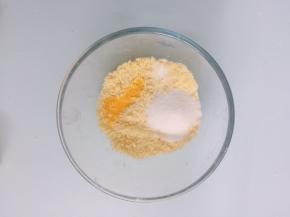 加入鸡蛋液，冰水、盐和细砂糖先混合