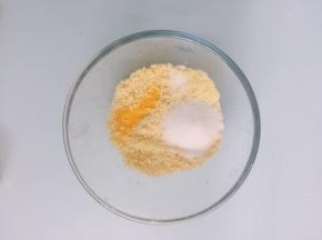 加入鸡蛋液，冰水、盐和细砂糖先混合