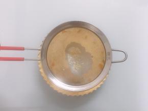 用滤网将布丁馅过滤到派盘中