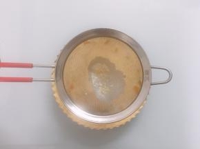 用滤网将布丁馅过滤到派盘中