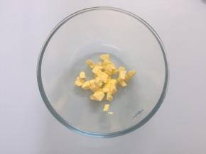 黄油室温软化，切小块放入容器中